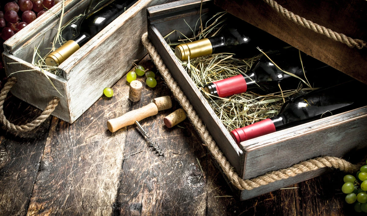 Bouteilles de vin rouge et blanc dans des caisses