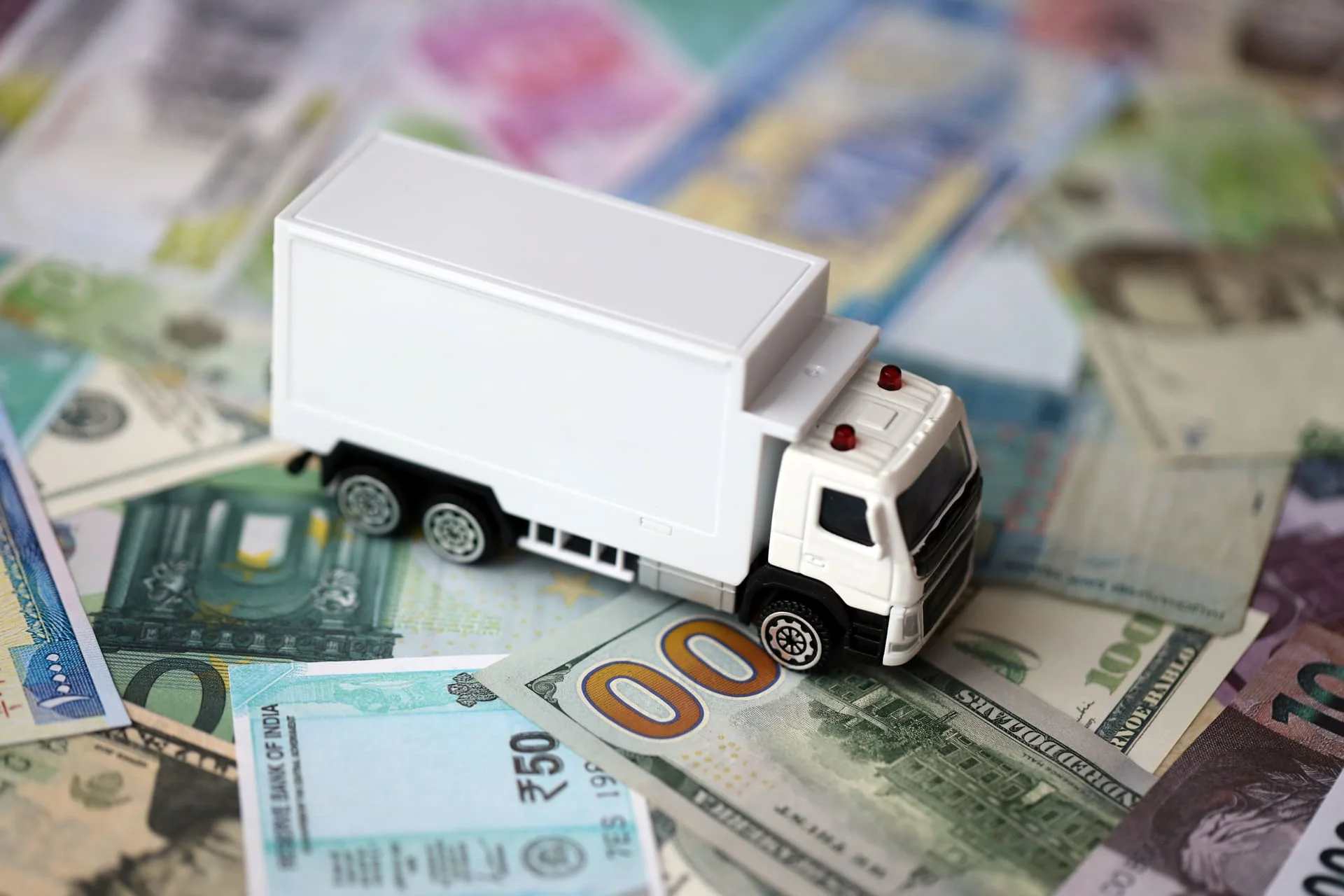Jouet camion sur des billets