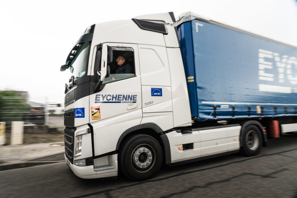 Camion du Groupe Eychenne assurant le transport des marchandises dangereuses sous réglementation ADR